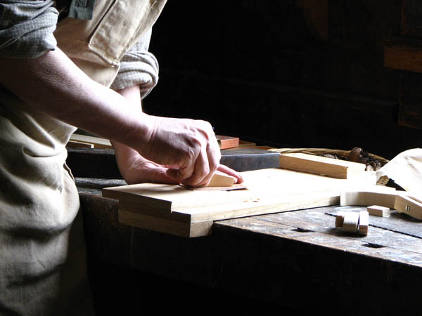 Nacemos de la influencia y formación  heredada en el sector de la <strong>carpintería de madera y ebanistería  en Zahínos.</strong>